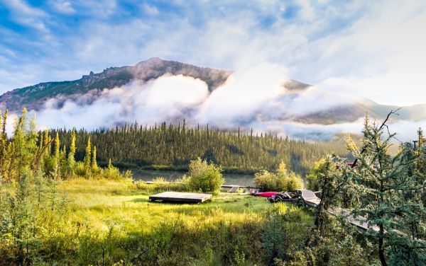 Công viên quốc giá Canada Nahanmi nổi bật với cảnh quan nguyên sơ, sông nước hùng vĩ và hẻm núi sâu